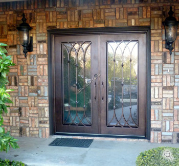 Входная стеклянная дверь для дачи двустворчатая с ковкой МТД-3441 - купить от производителя Мосдвери Входная стеклянная дверь для дачи двустворчатая с ковкой МТД-3441